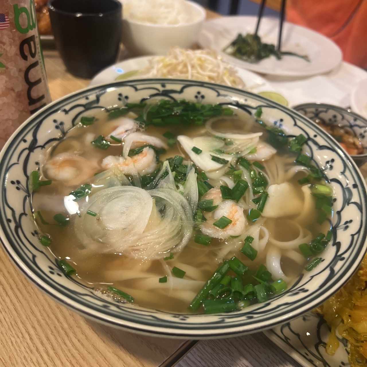 Sopa con Fideos de Arroz y Pollo