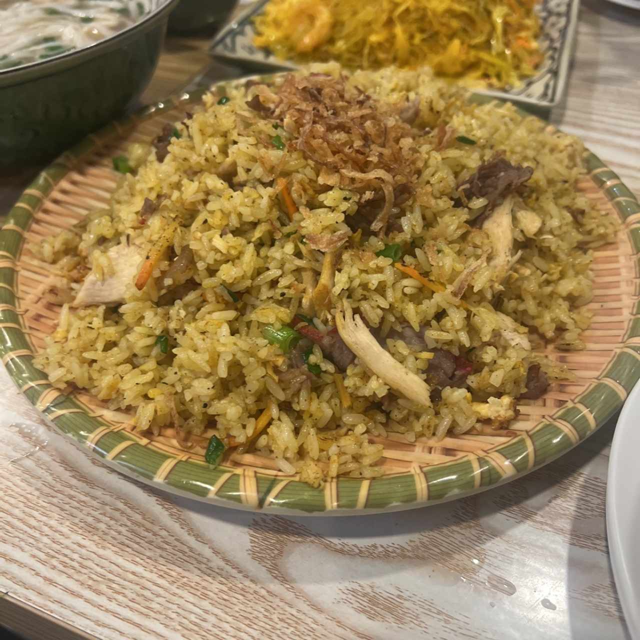 Arroz frito con pollo, carne y puerco