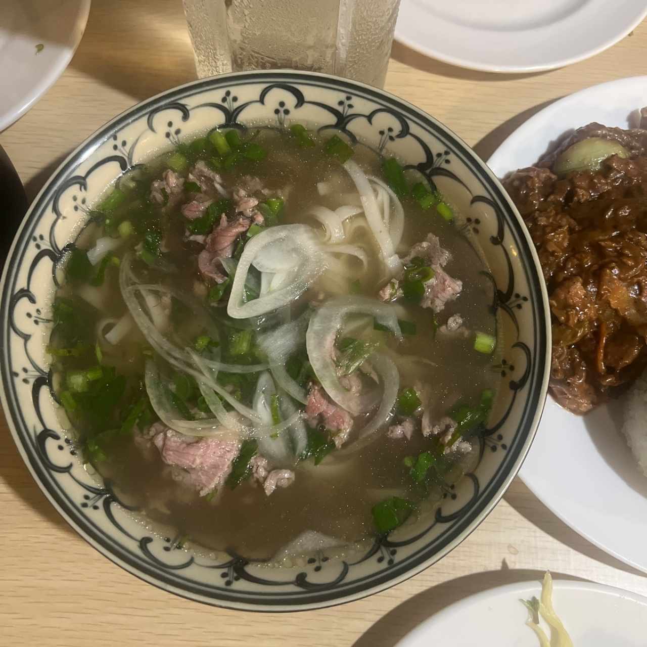 Fideos de Pho Salteados con Res y Vegetales