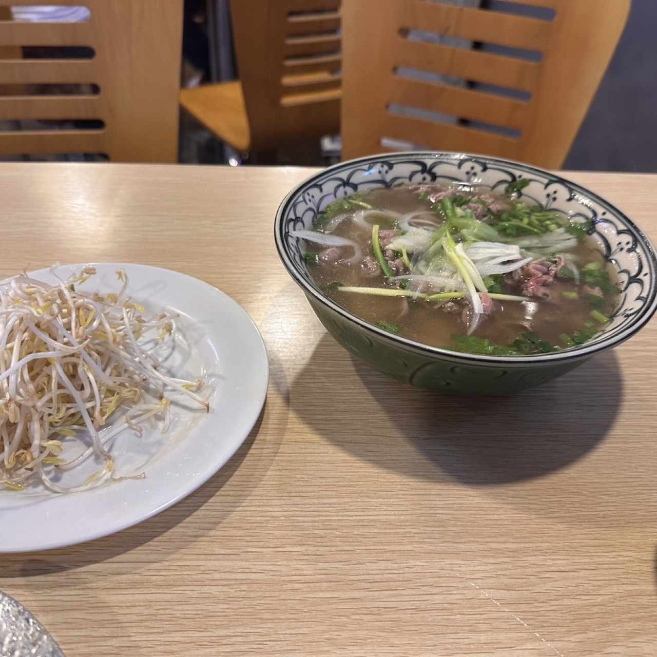 Sopa con fideos de Arroz y carne de Res medio Cocida