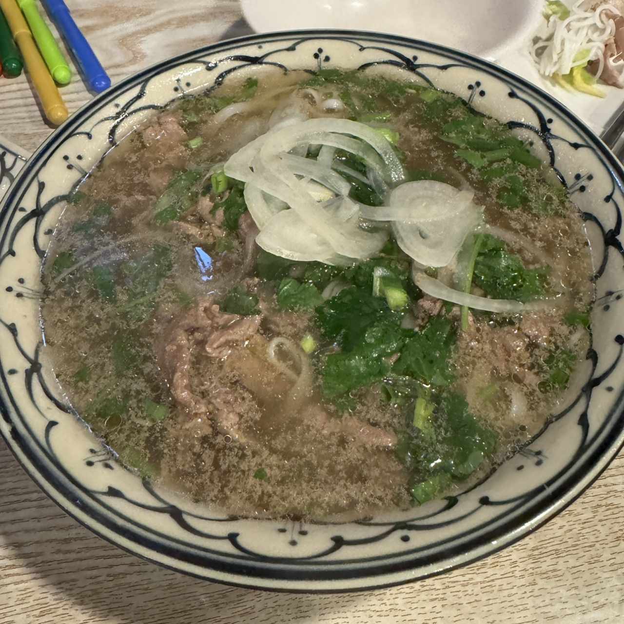 Fideos de Pho Salteados con Res y Vegetales