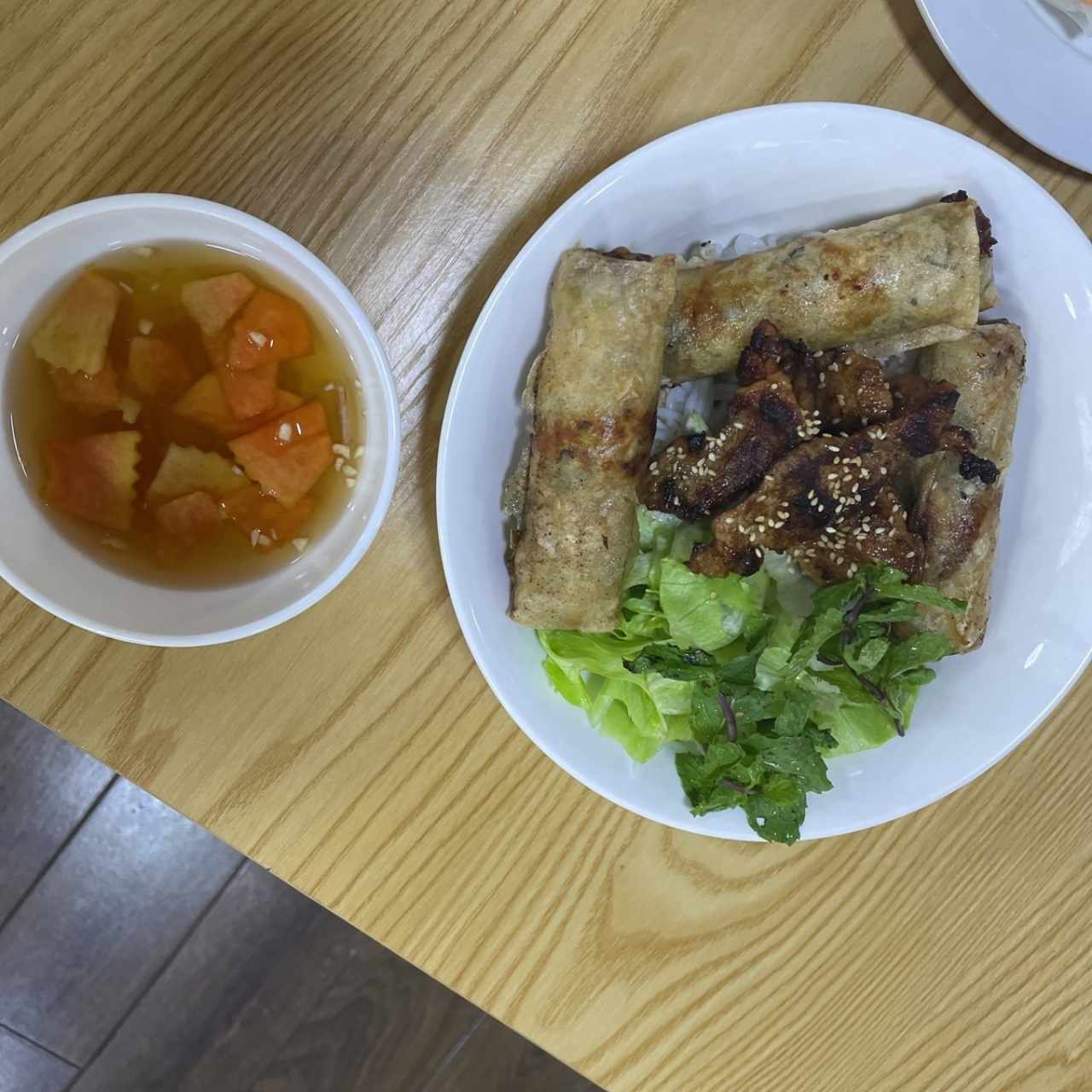 Fideos de Arroz con Rollos Primavera y Puerco a la parilla