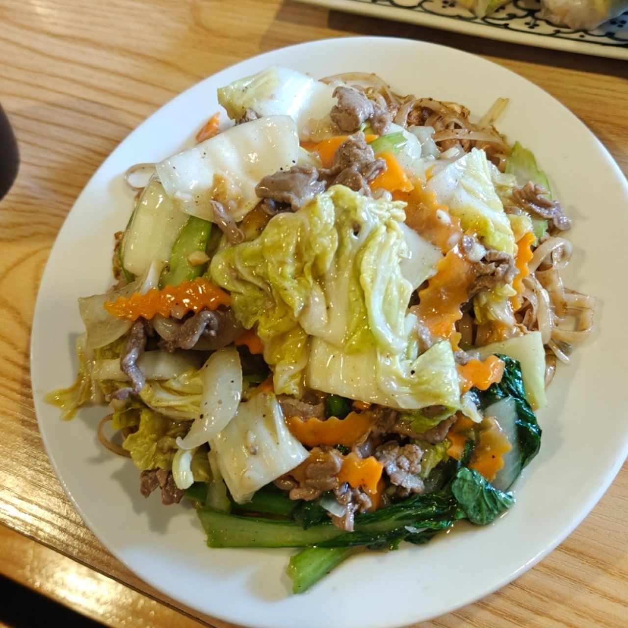 Fideos de Pho Salteados con Res y Vegetales