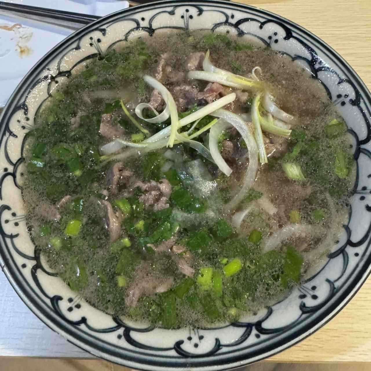 Sopa con Fideos de arroz y Carne de Res Salteada
