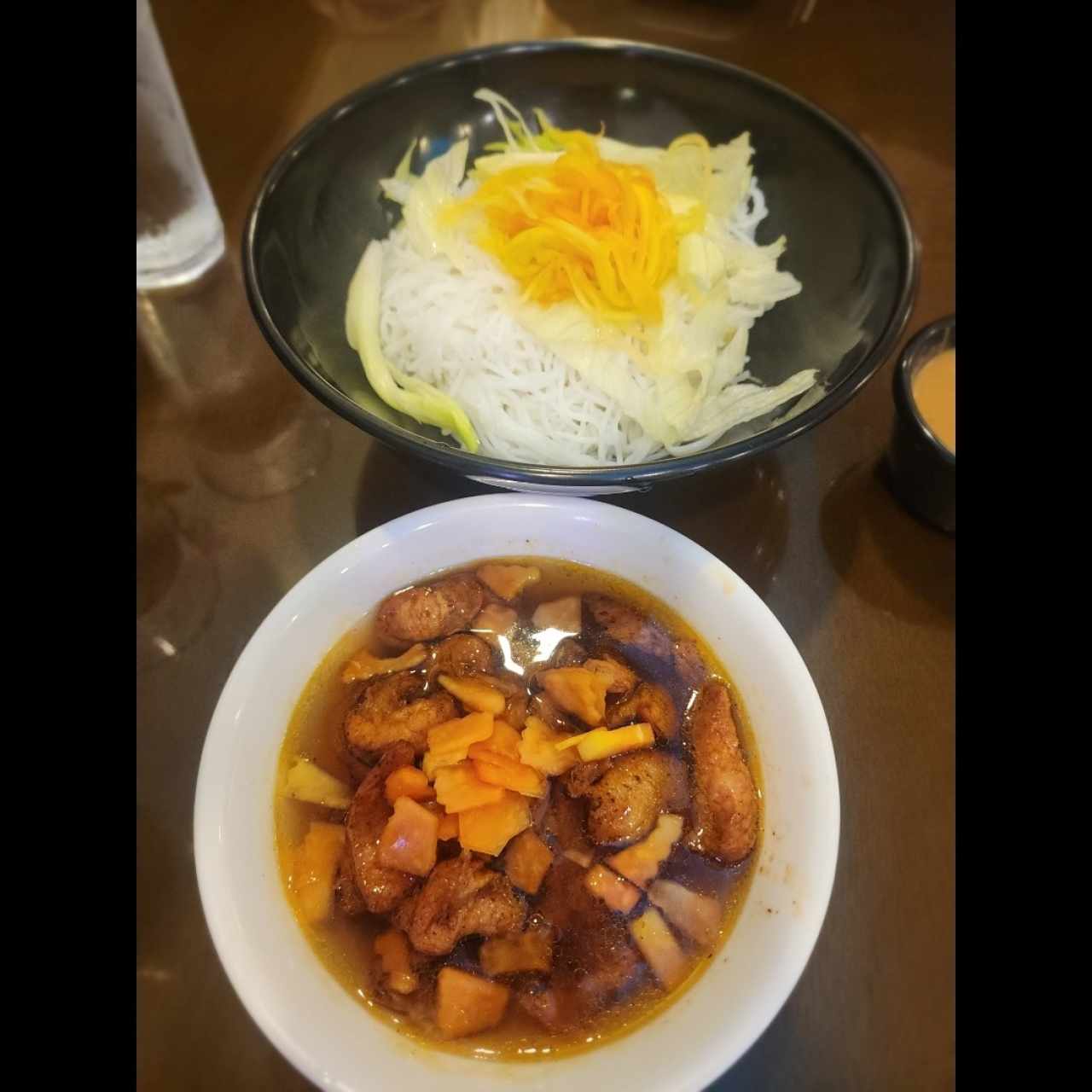 Fideos de Arroz con Puerco Asado y Salsa Vietnamita