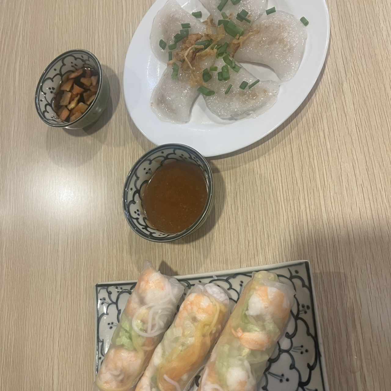 Rollos frescos de camarones y empanadas de yuca