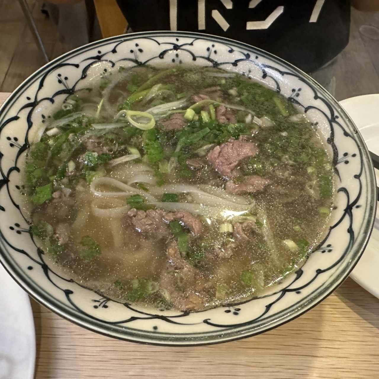 Sopa con Fideos de arroz y Carne de Res Salteada