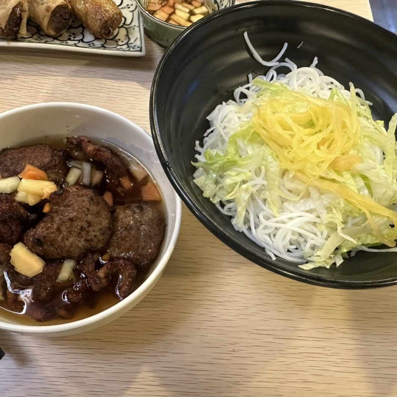 Fideos de Arroz con Bolitas de Puerco,Puerco Asado y Salsa Vietnamita