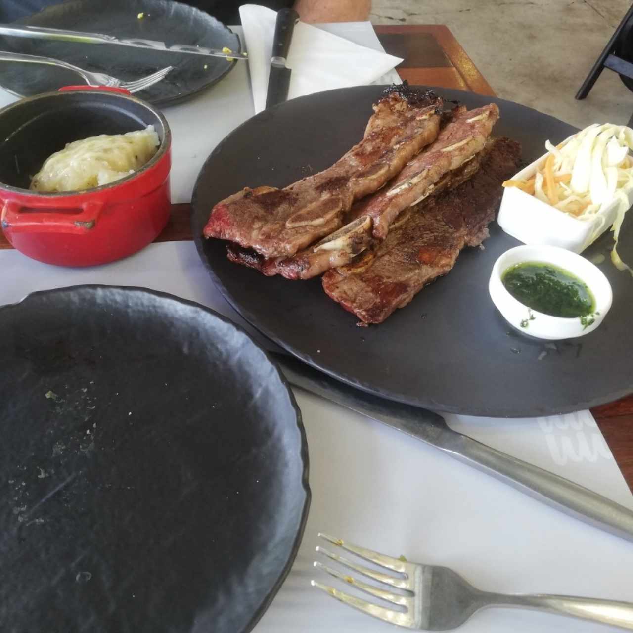 Asado de tira con puré trufado.