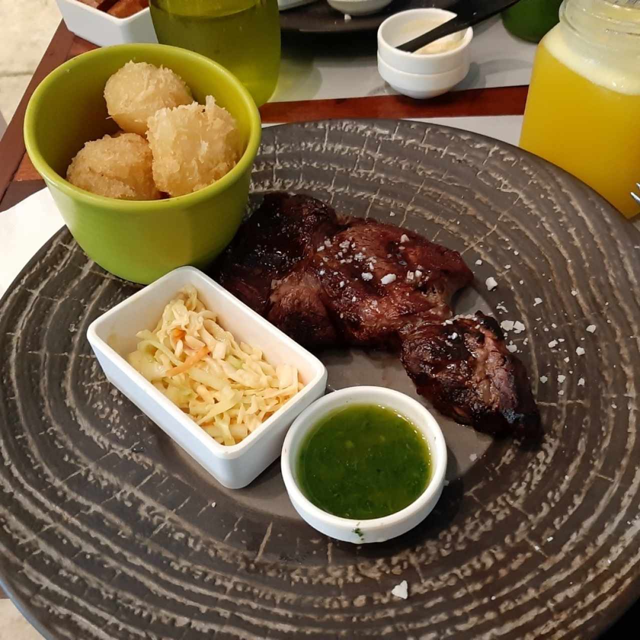 Filete de Res y buñuelos de yuca