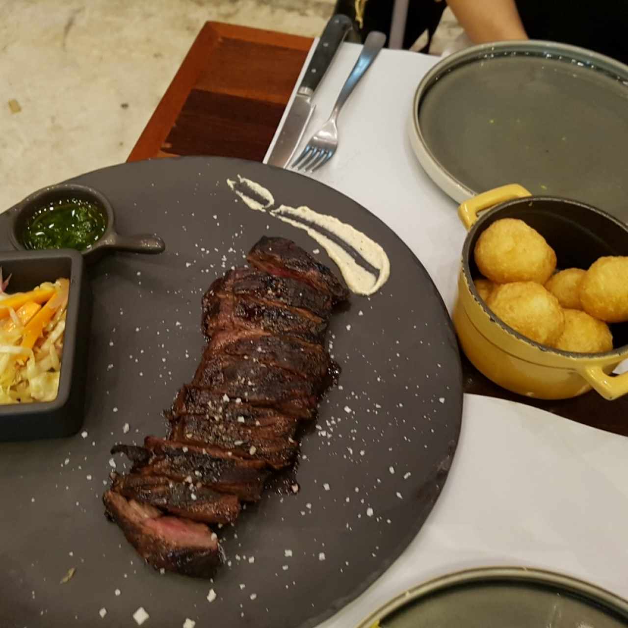 Entraña con buñuelos de yuca