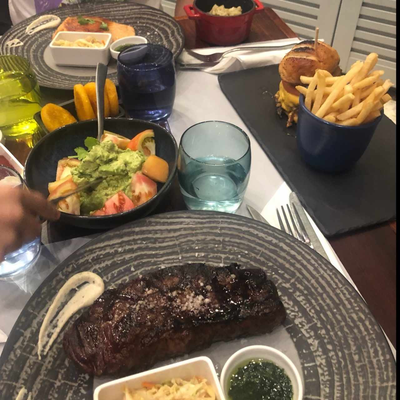 salmon , new york , guacamole con tortillas de maiz  y hamburquesa 