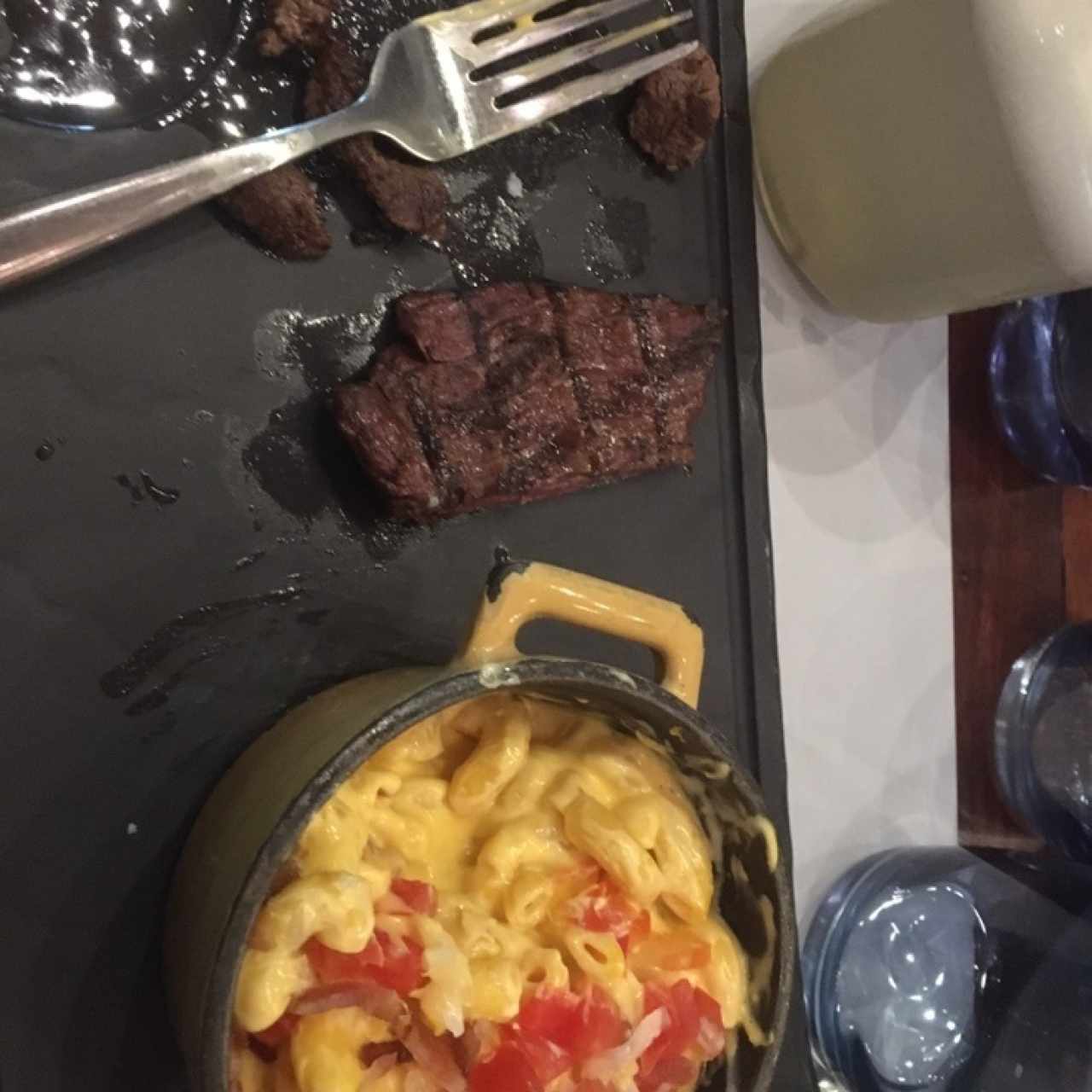 Filete para niños acompañado de mac and cheese