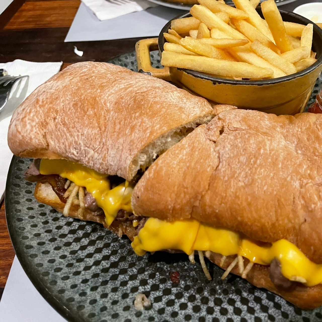 Sándwich cheesesteak muh