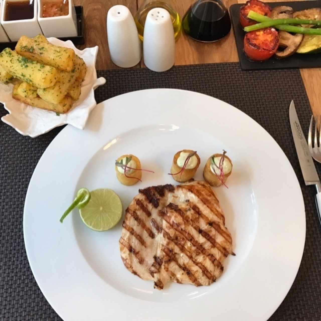 pollo limon con papas provencal y vegetales grillado
