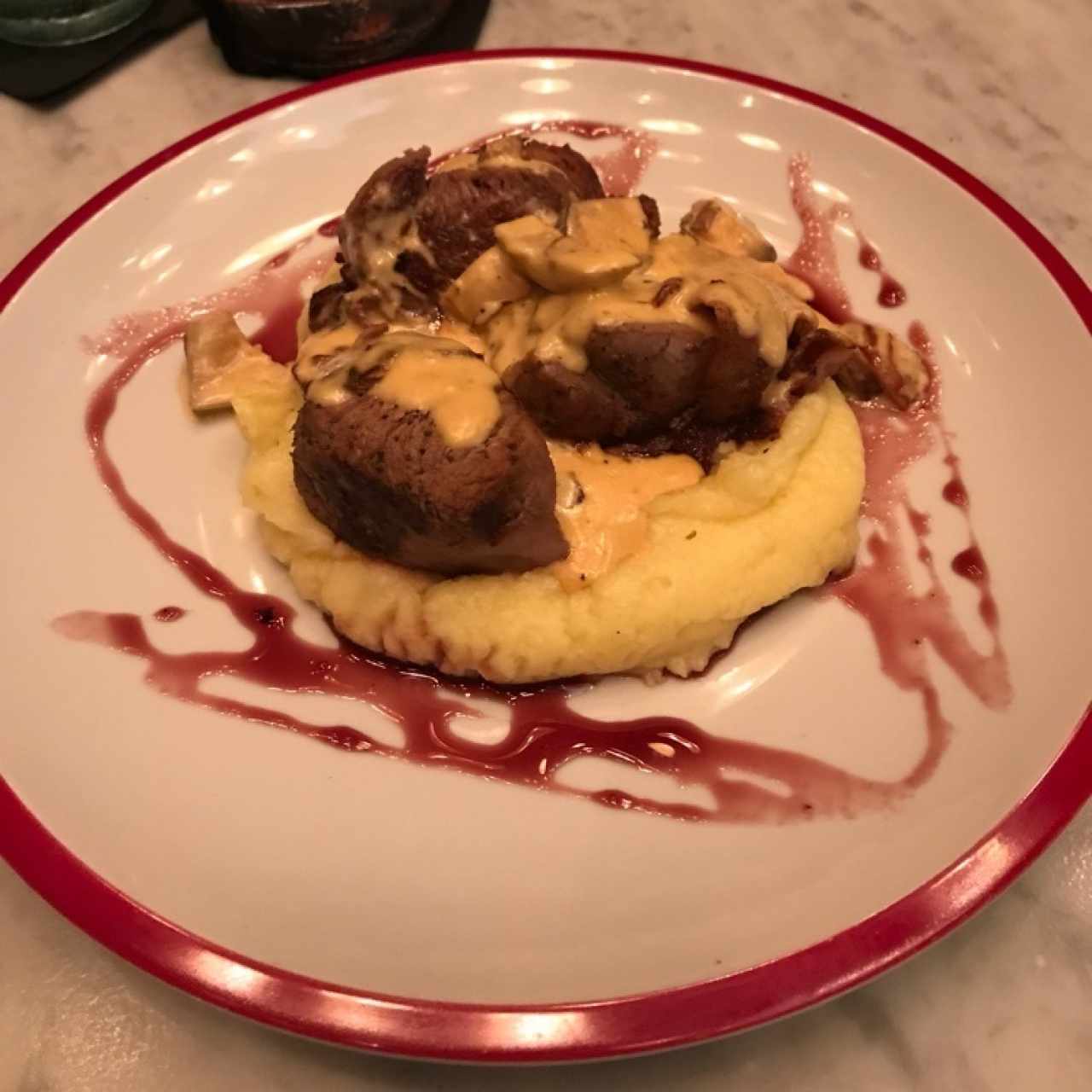 Filete con tocino y pure de papas