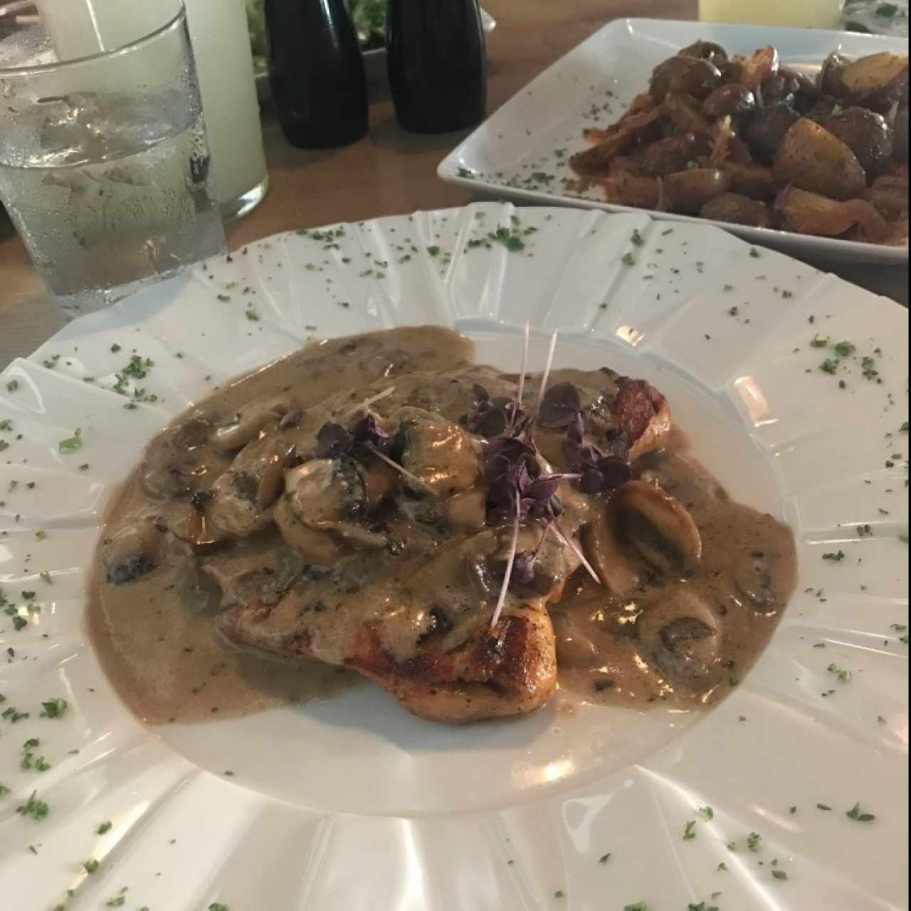 pollo portobelo y papa rustica