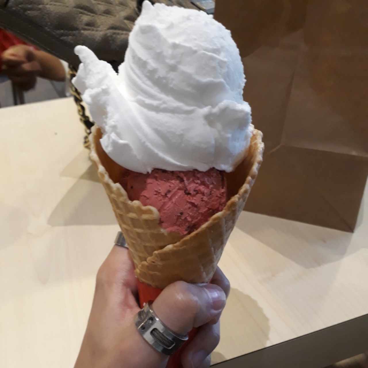 cono de limon y frutos del bosque