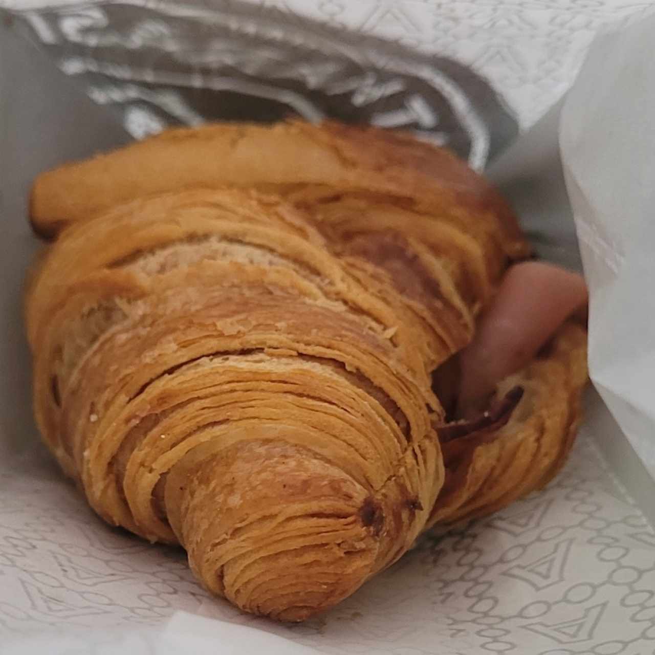Croissant relleno de jamón y queso