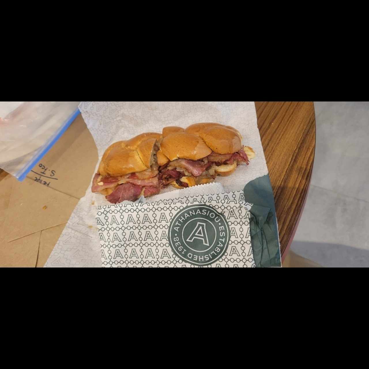 Pastrami de la casa tocino en pan moña