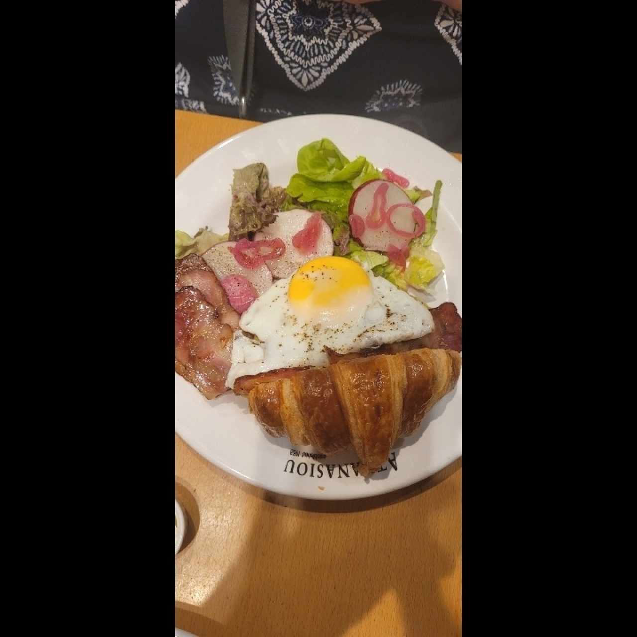 Avocado croissant huevo frito 