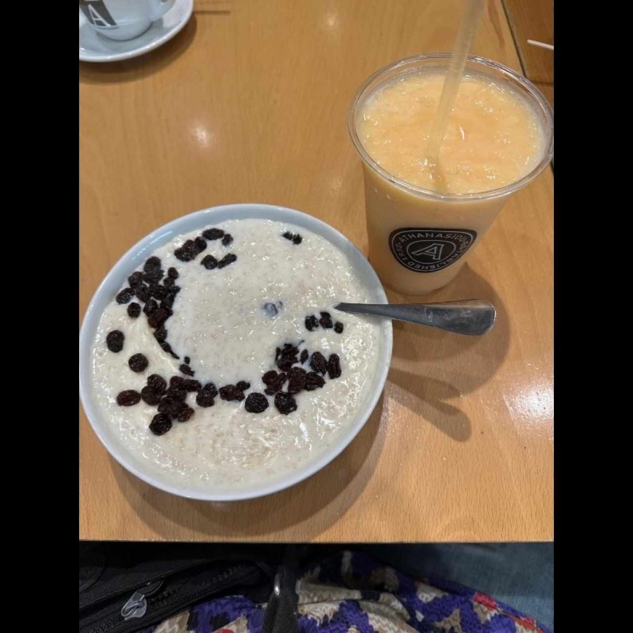 Avena chica y smoothie frutos 