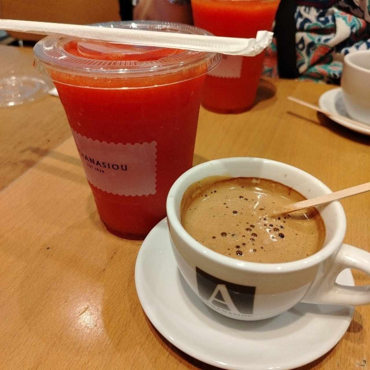 Café expreso doble con cocoa y smoothie papayas 