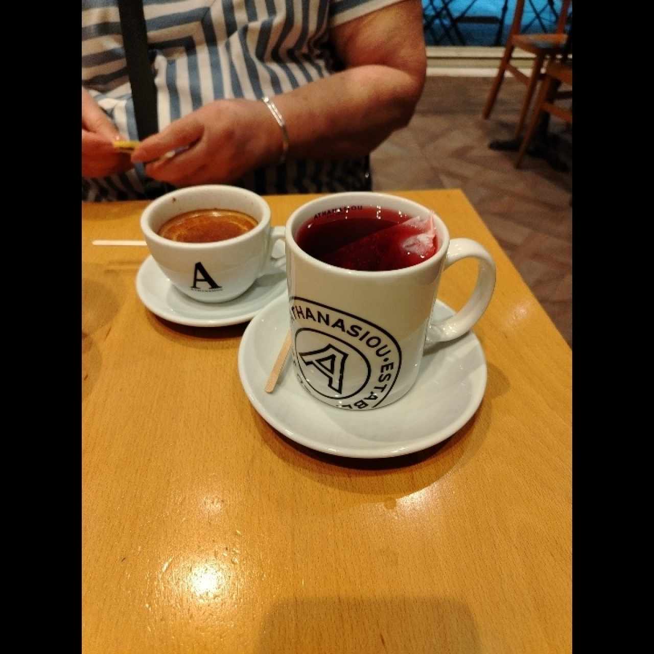 Te Jamaica y café expreso doble 