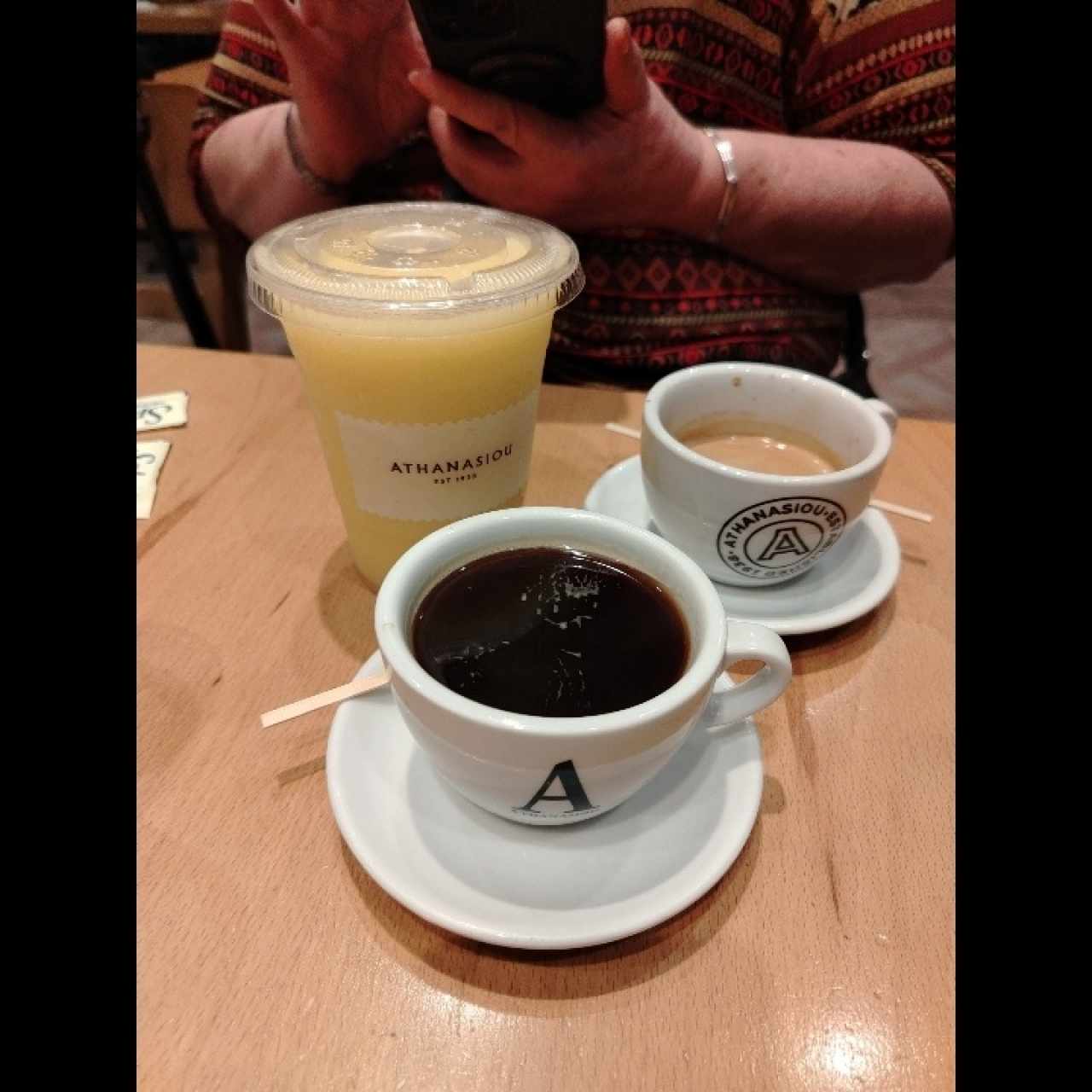 Café americano y expreso doble y smoothie piña 