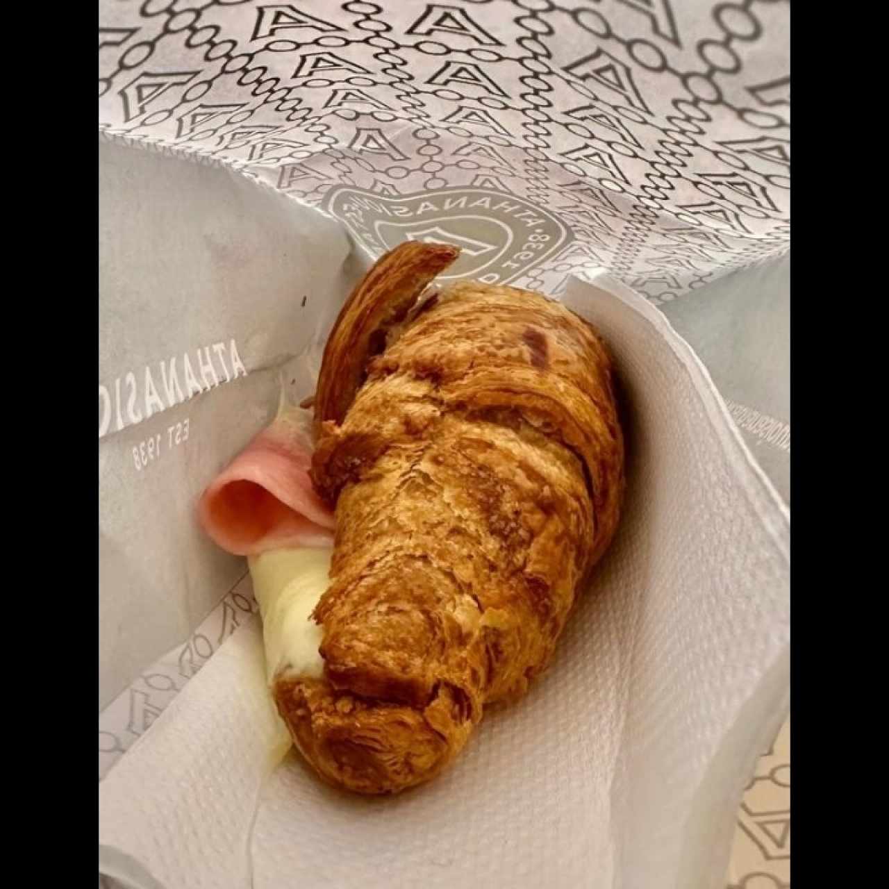 Croissant relleno de jamón y queso