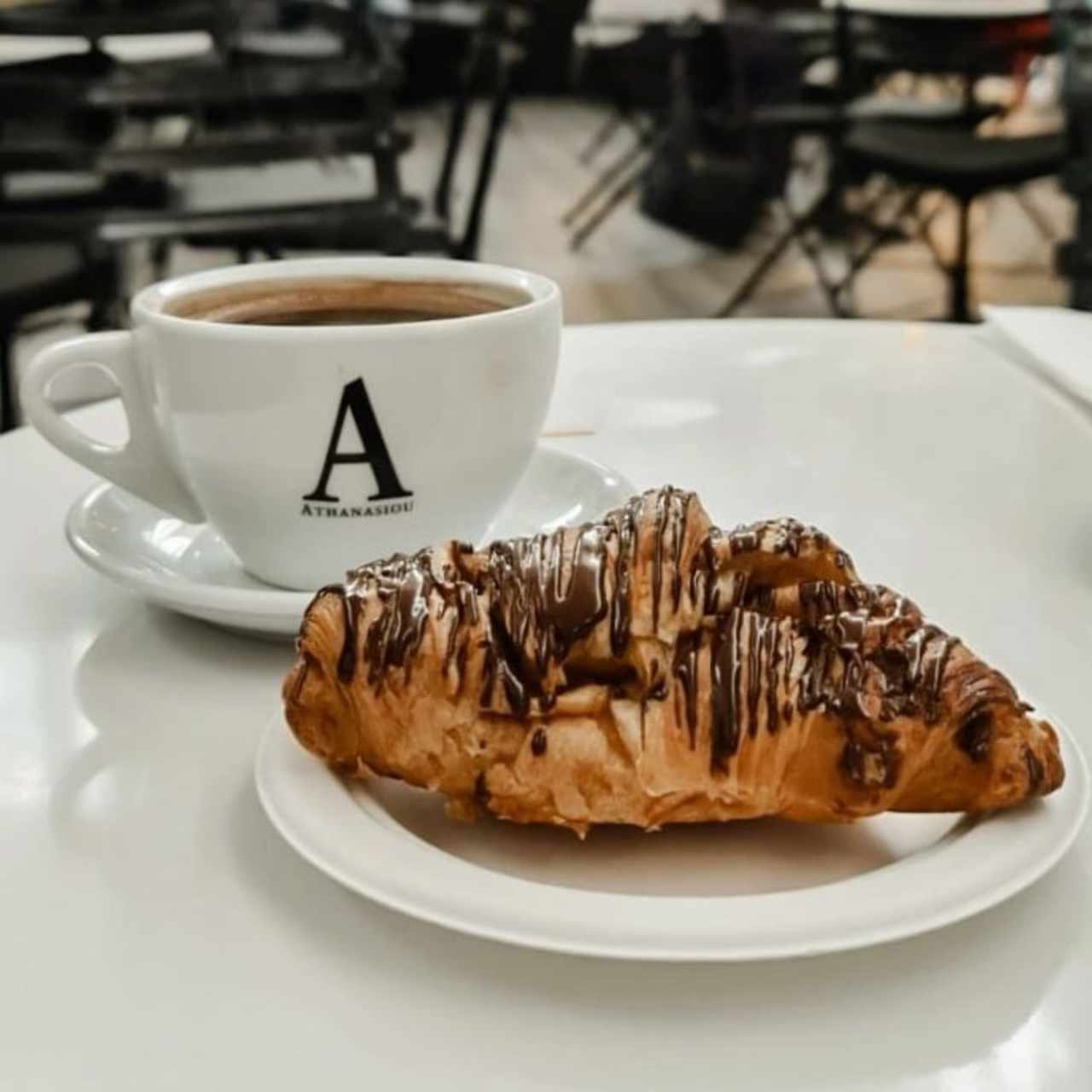 café americano y croissant relleno de nutella