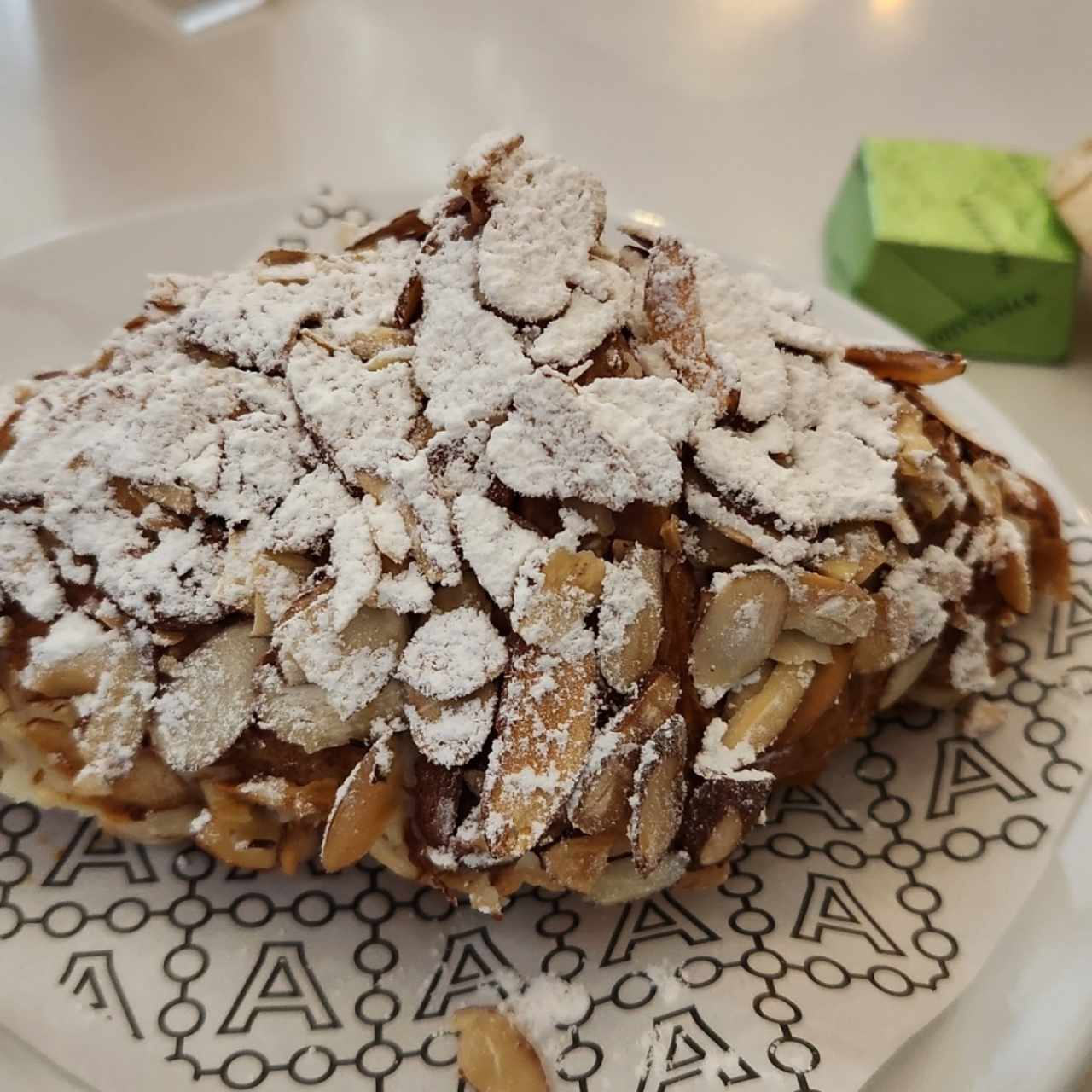 Croissant Relleno de Cremas y Almendra Fileteada