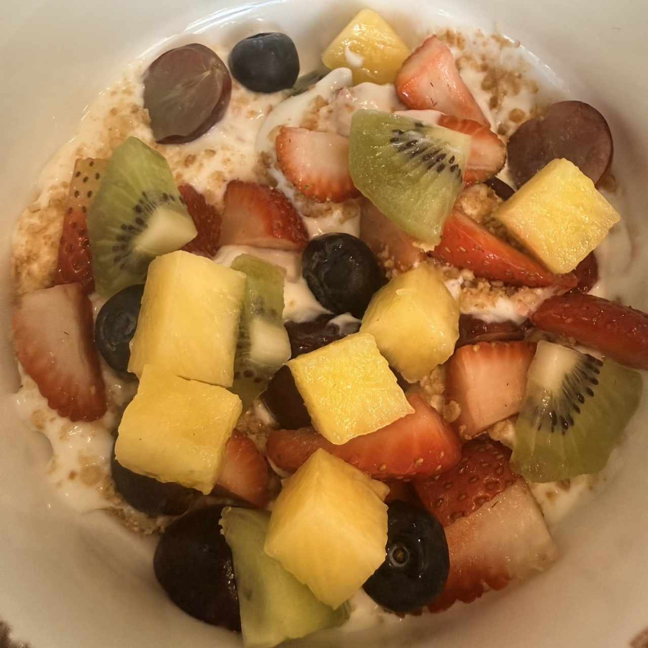 Frutas del Día con Yogurt y Granola