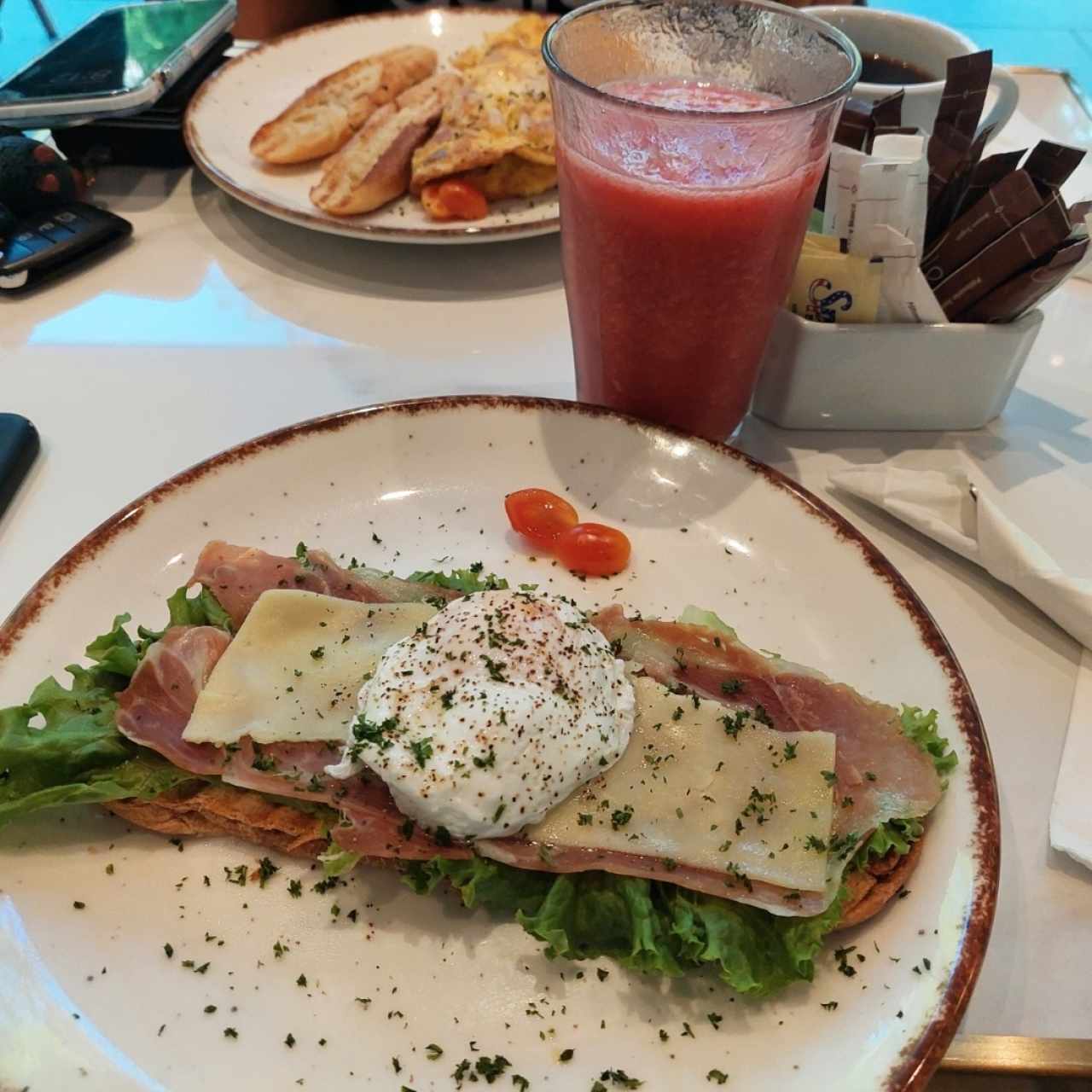 Huevos poche con jamón serrano