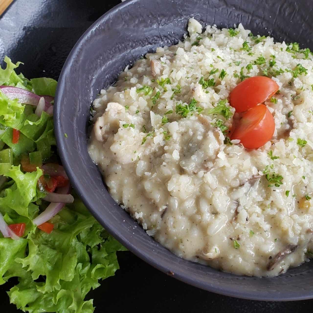 Risotto de pollo al tartufo con ensalada 