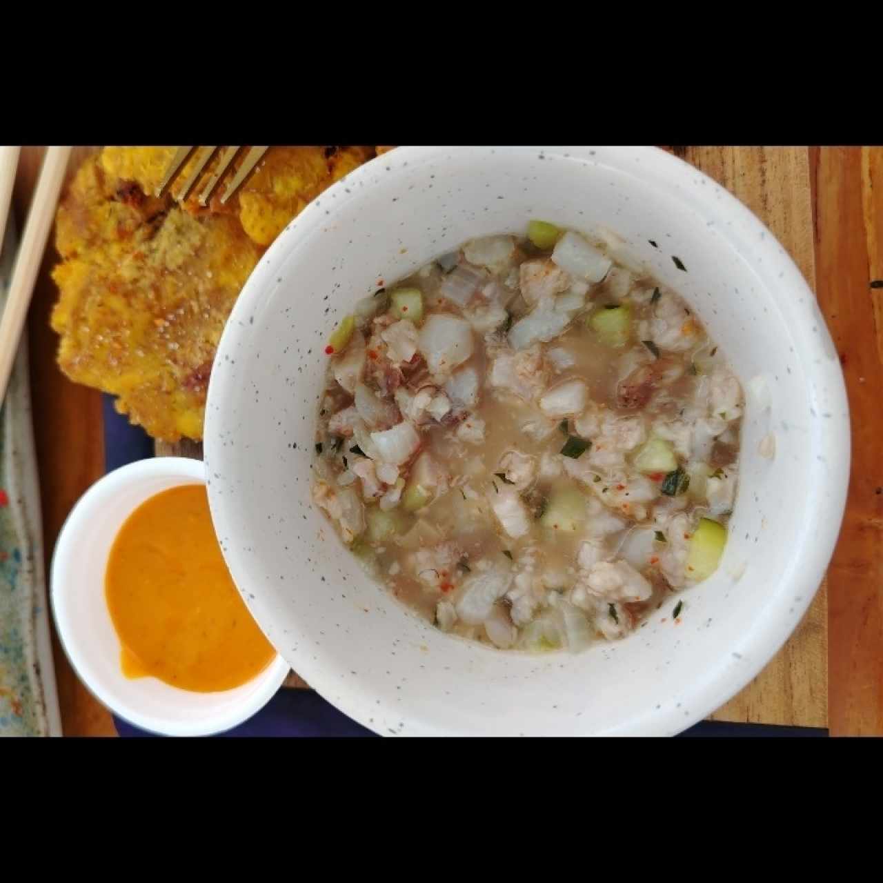 Saus picado con patacones 