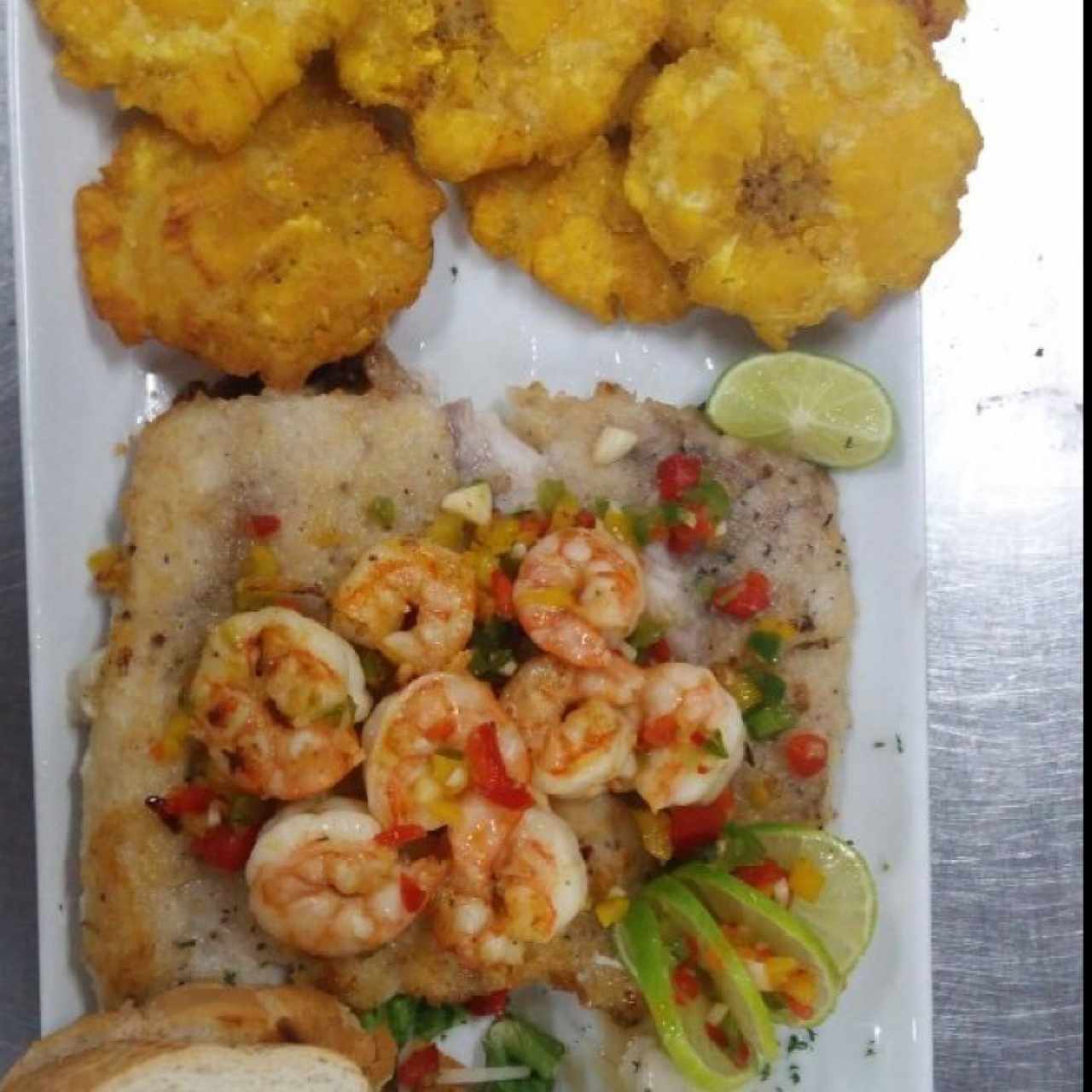 pescado con camarones
