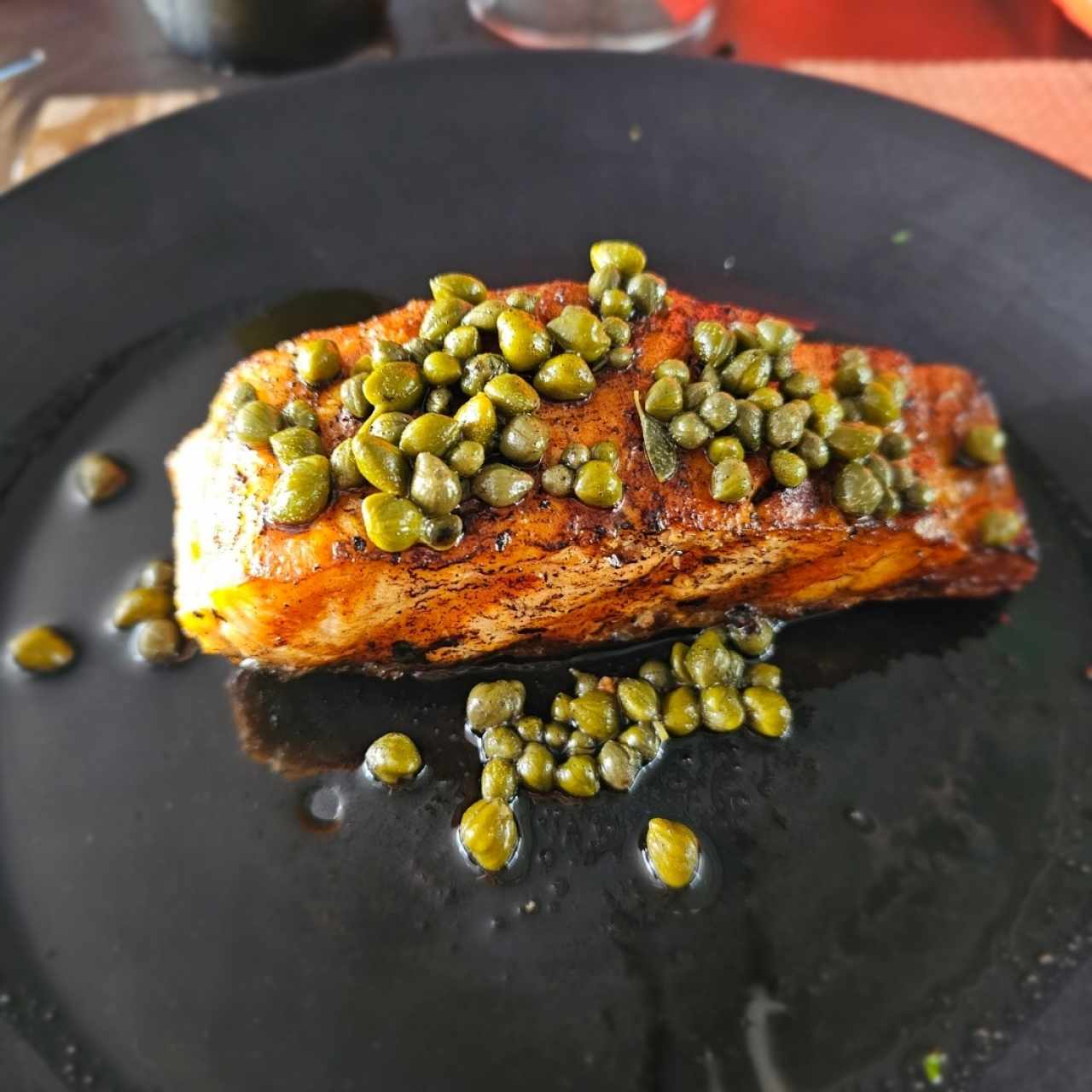 Salmón en Mantequilla Negra y Alcaparras