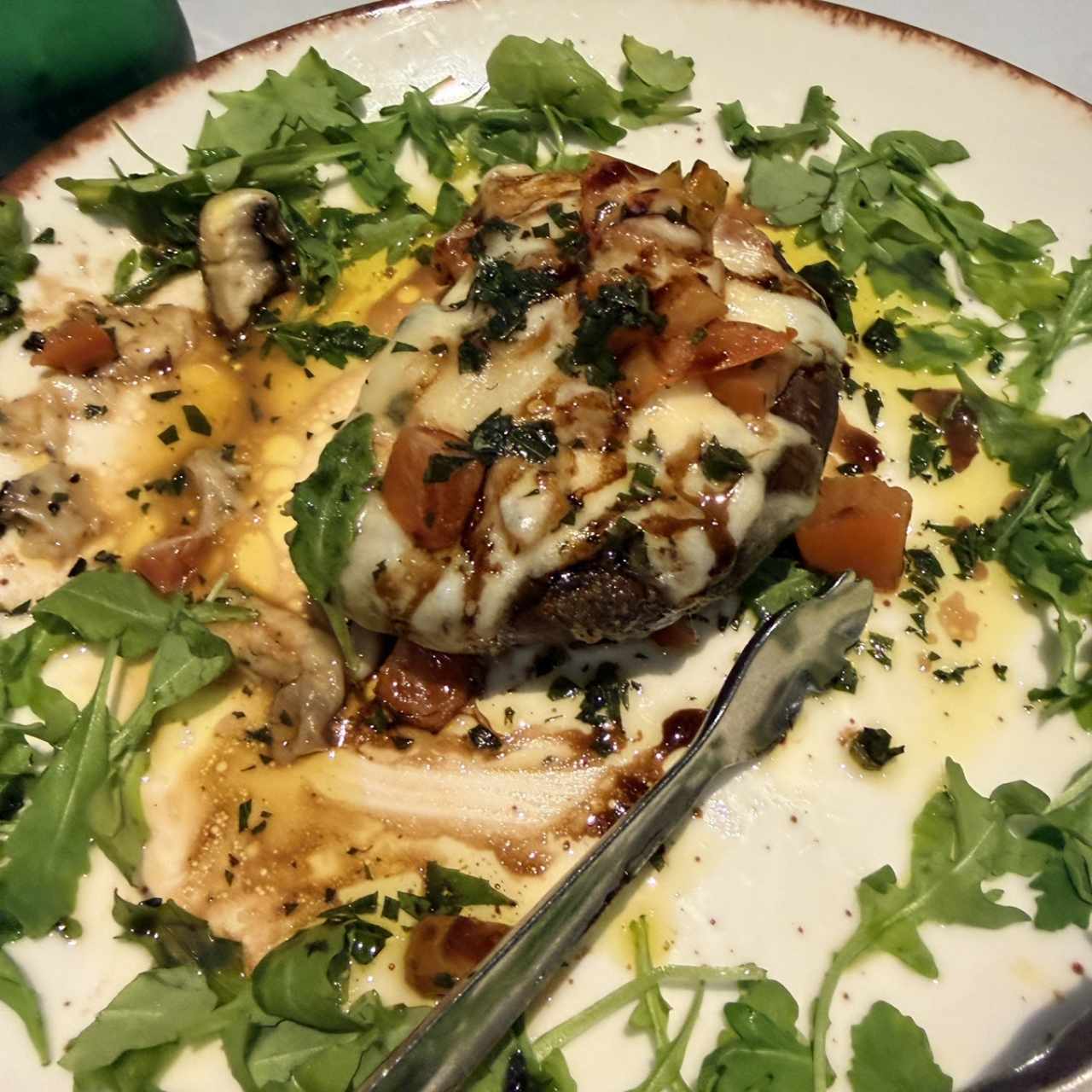 Hongos portobello con vegetales salteados y papas V