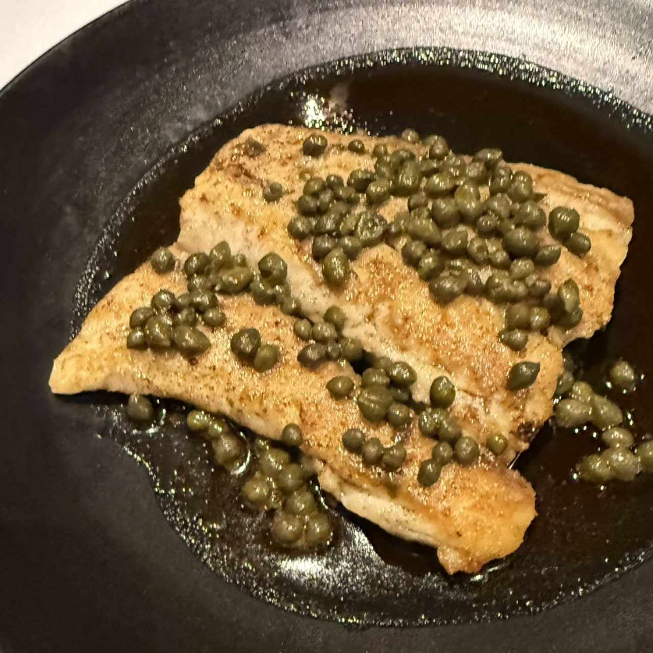 Salmón en Mantequilla Negra y Alcaparras