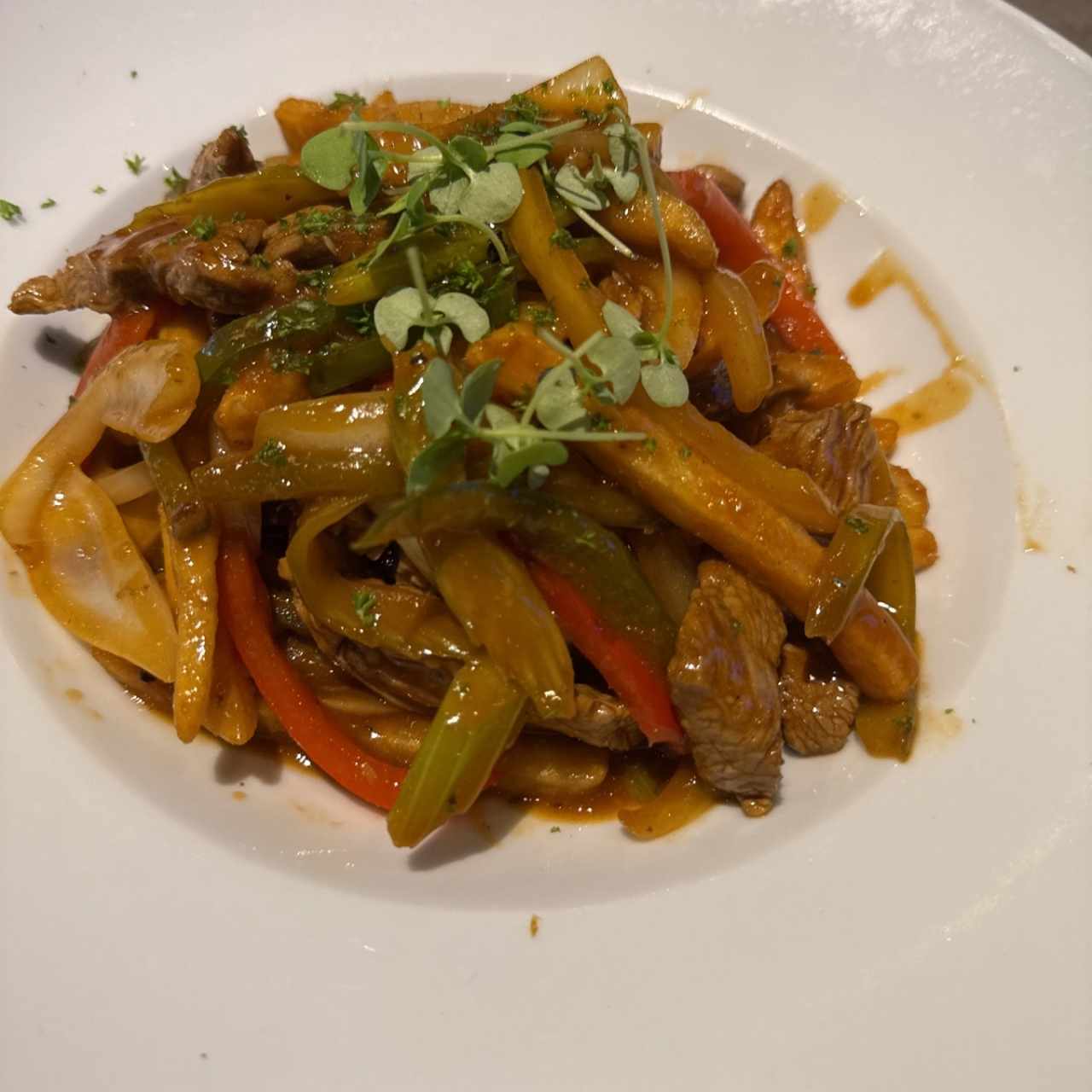 Hongos portobello con vegetales salteados y papas V