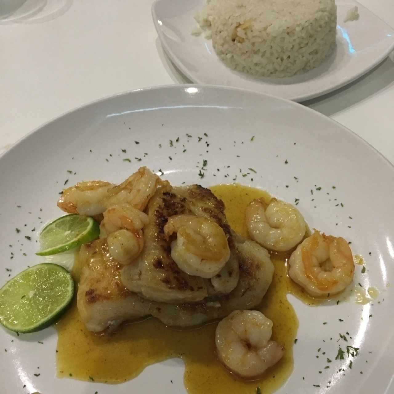 Pescado con salsa caribeña