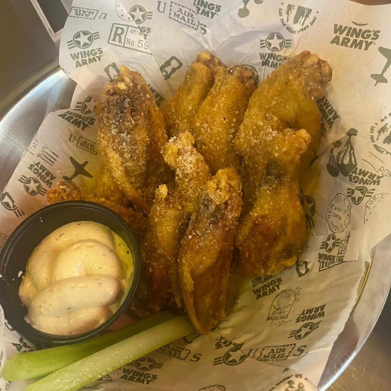 10 Wings o Boneless ( Elija 1 salsa + 1 dip )