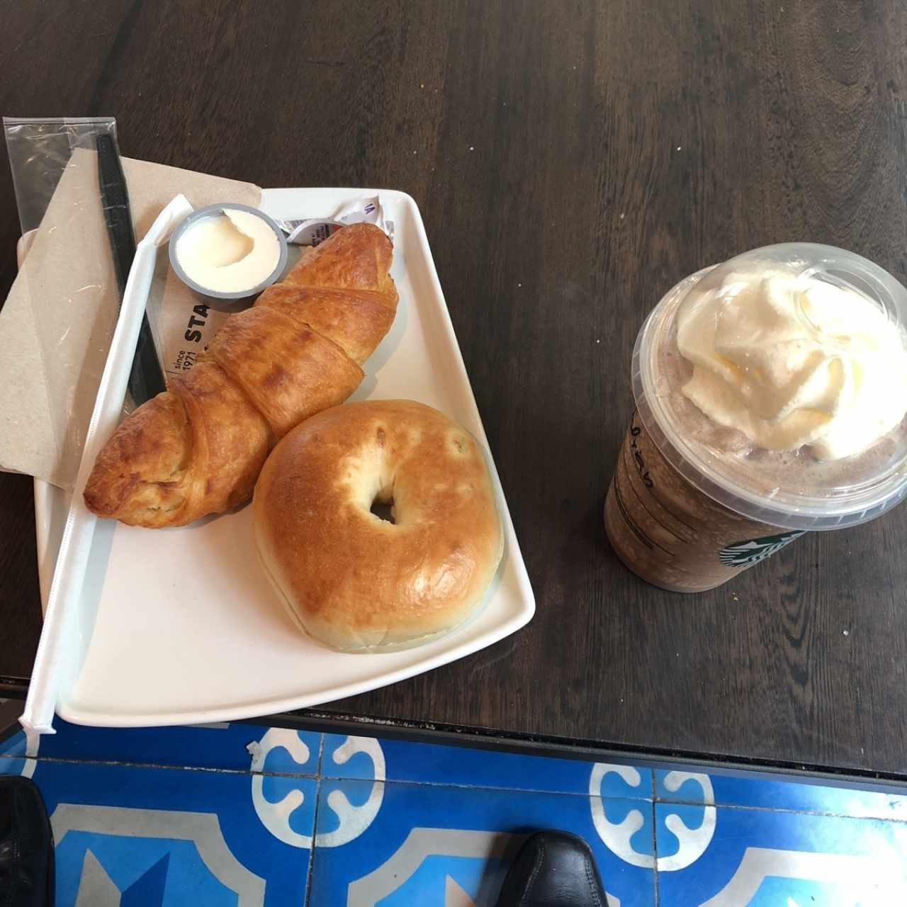 bagel simple, croissant de queso y jamon con un frappuchino de mocha con cafe