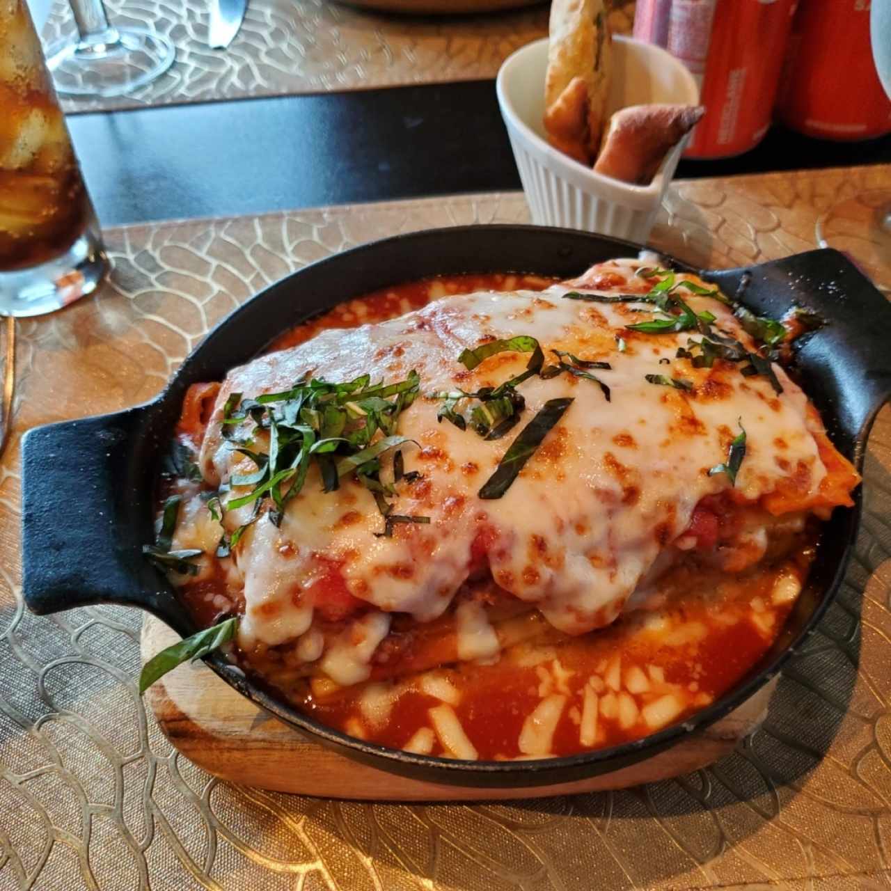 Lasaña Assisi. 
Capas de pasta con nuestras salsa bolognesa, bechamel, gratinado con queso mozzarella y parmesano.