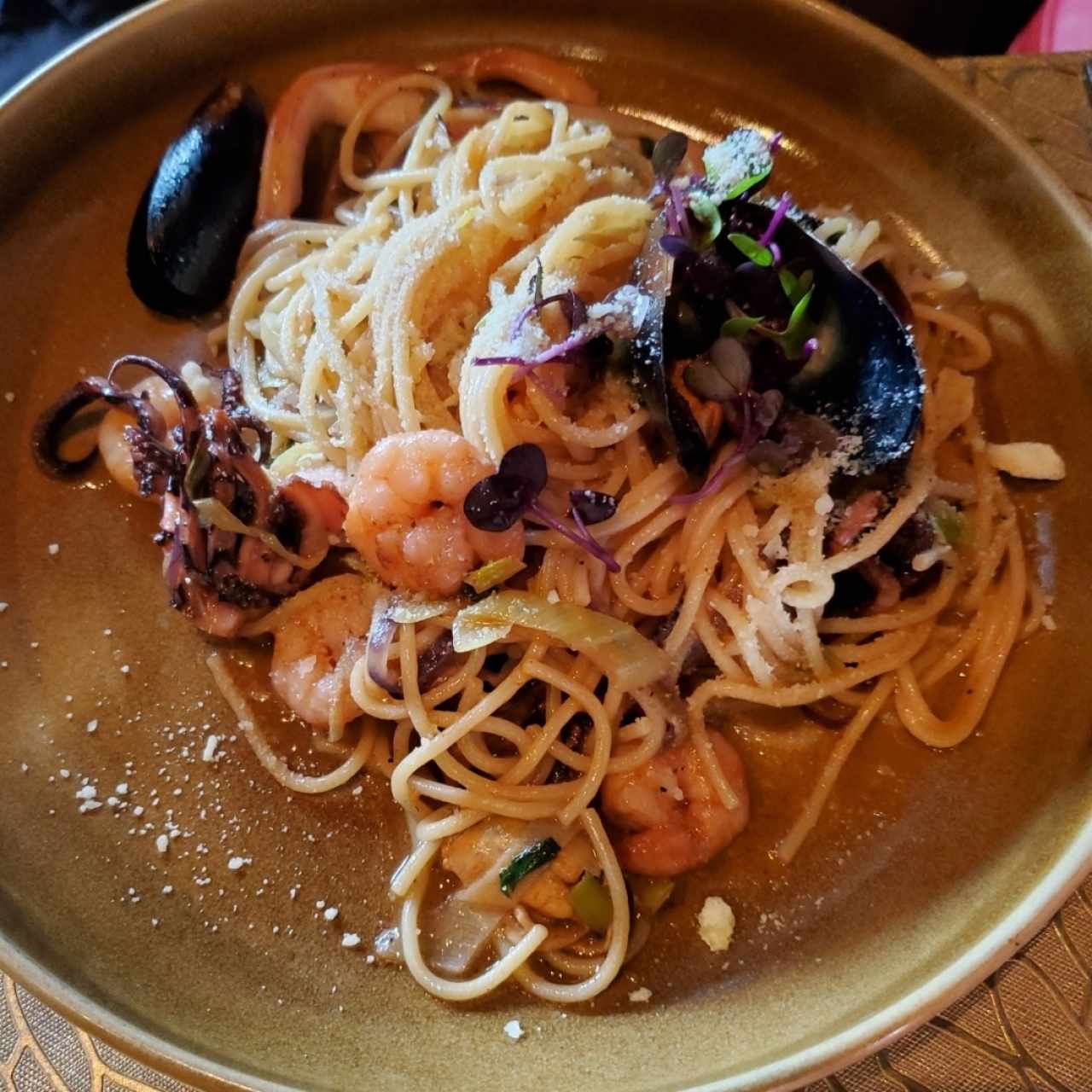 Pasta Frutti Di Mare. 
Mariscos y vegetales salteados en aceite arómatico de ajo, un toque de cilantro.