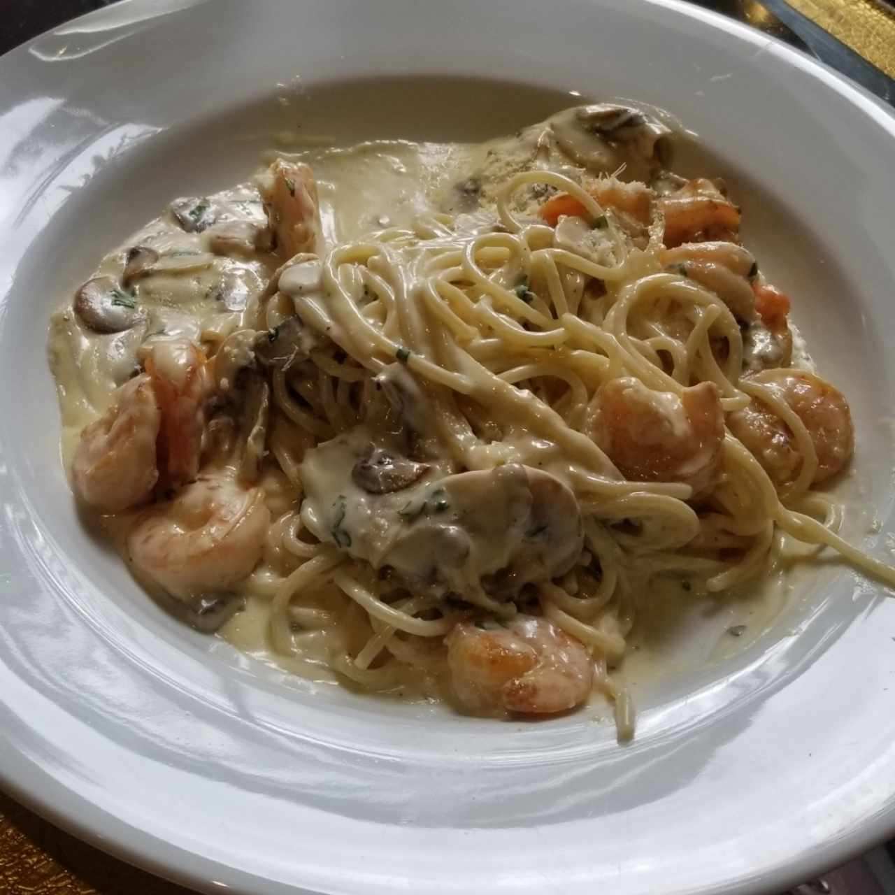 Pasta con camarones y hongos