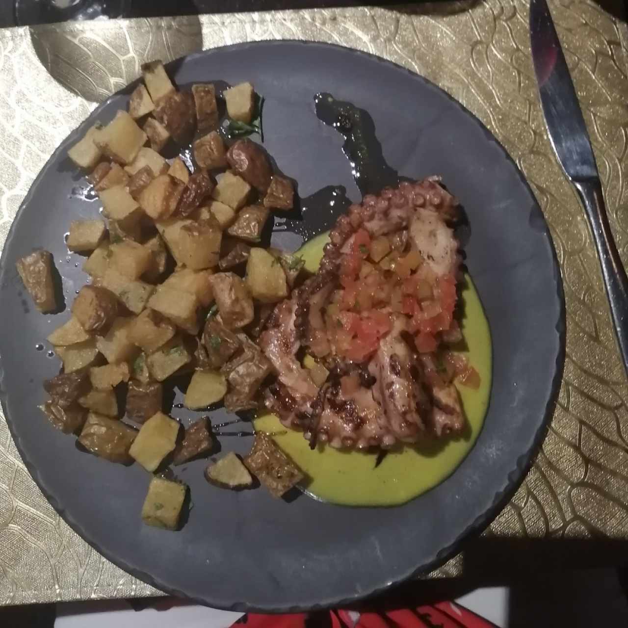 Pulpo al grill con papas rústicas 