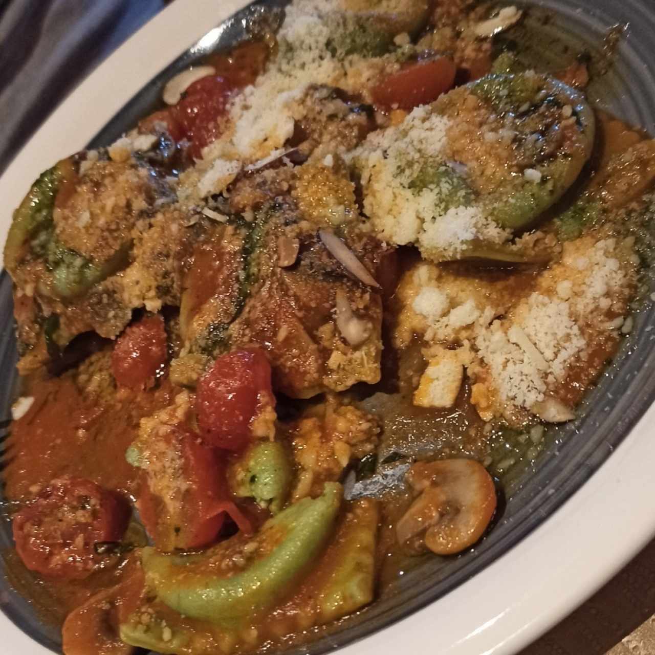 Ravioli de ricotta, champiñones confitados y espinaca