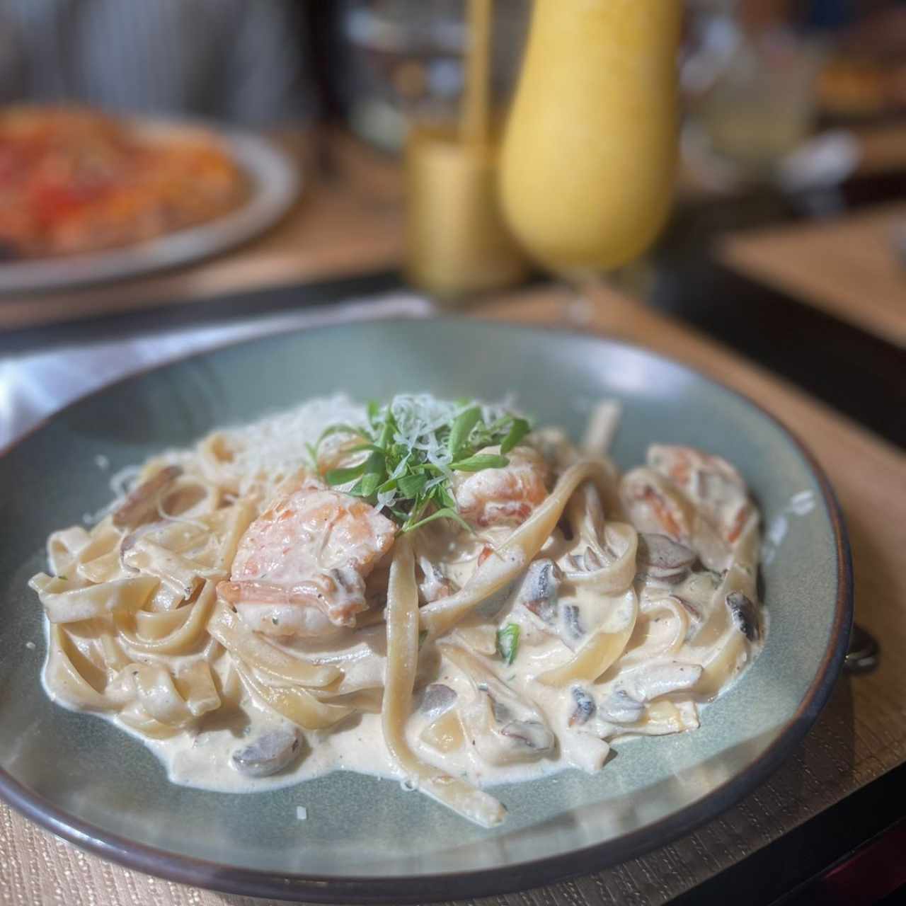 Pasta con Camarones e Funghi